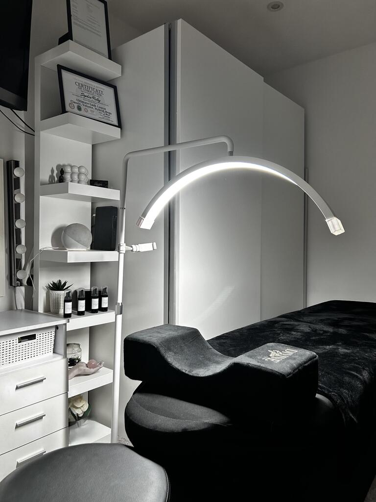 Lámpara Media Luna 28” – Luz LED Profesional para Estética | RJ Moon Pro