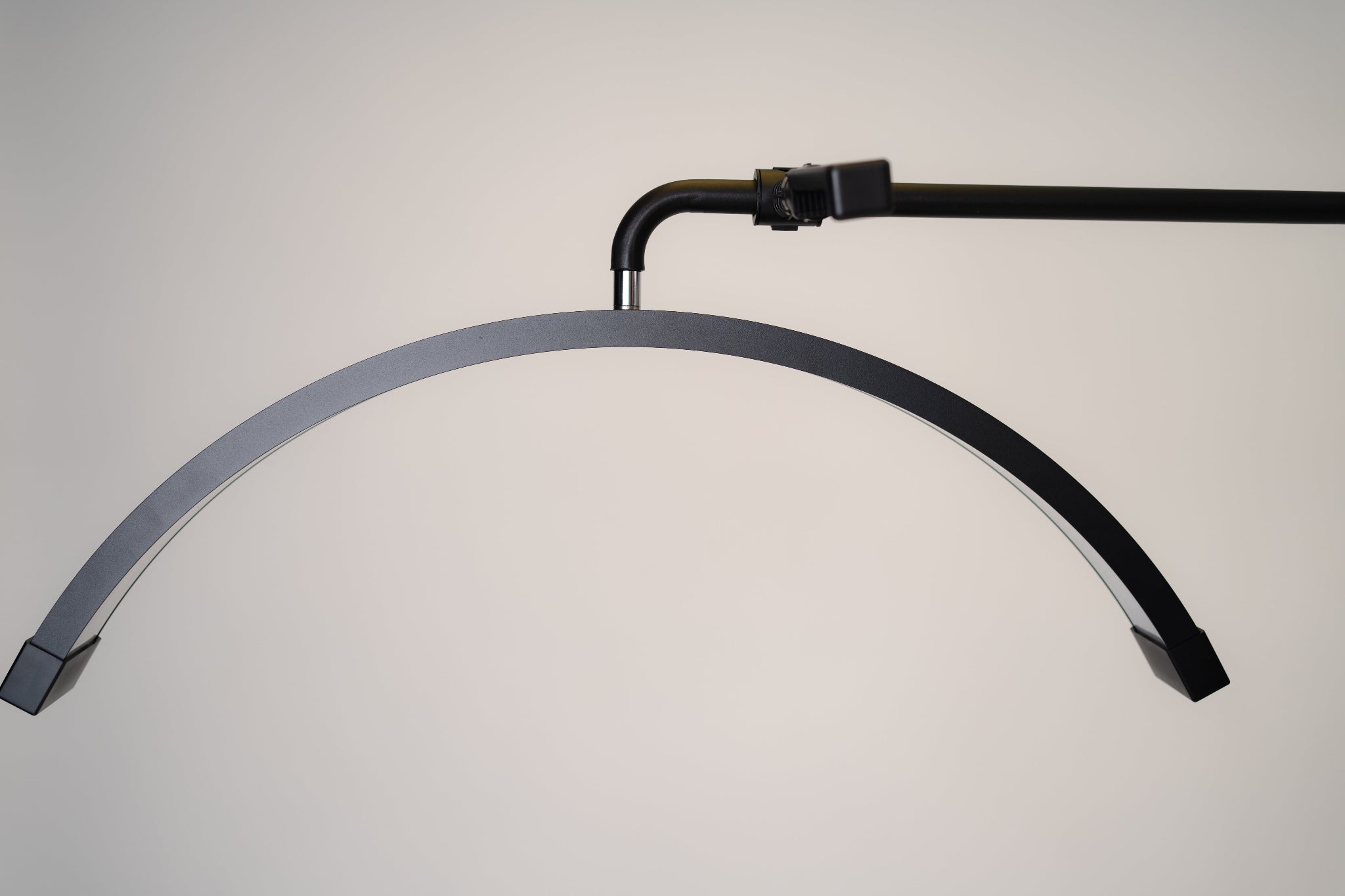 Lámpara Media Luna 28” – Luz LED Profesional para Estética | RJ Moon Pro