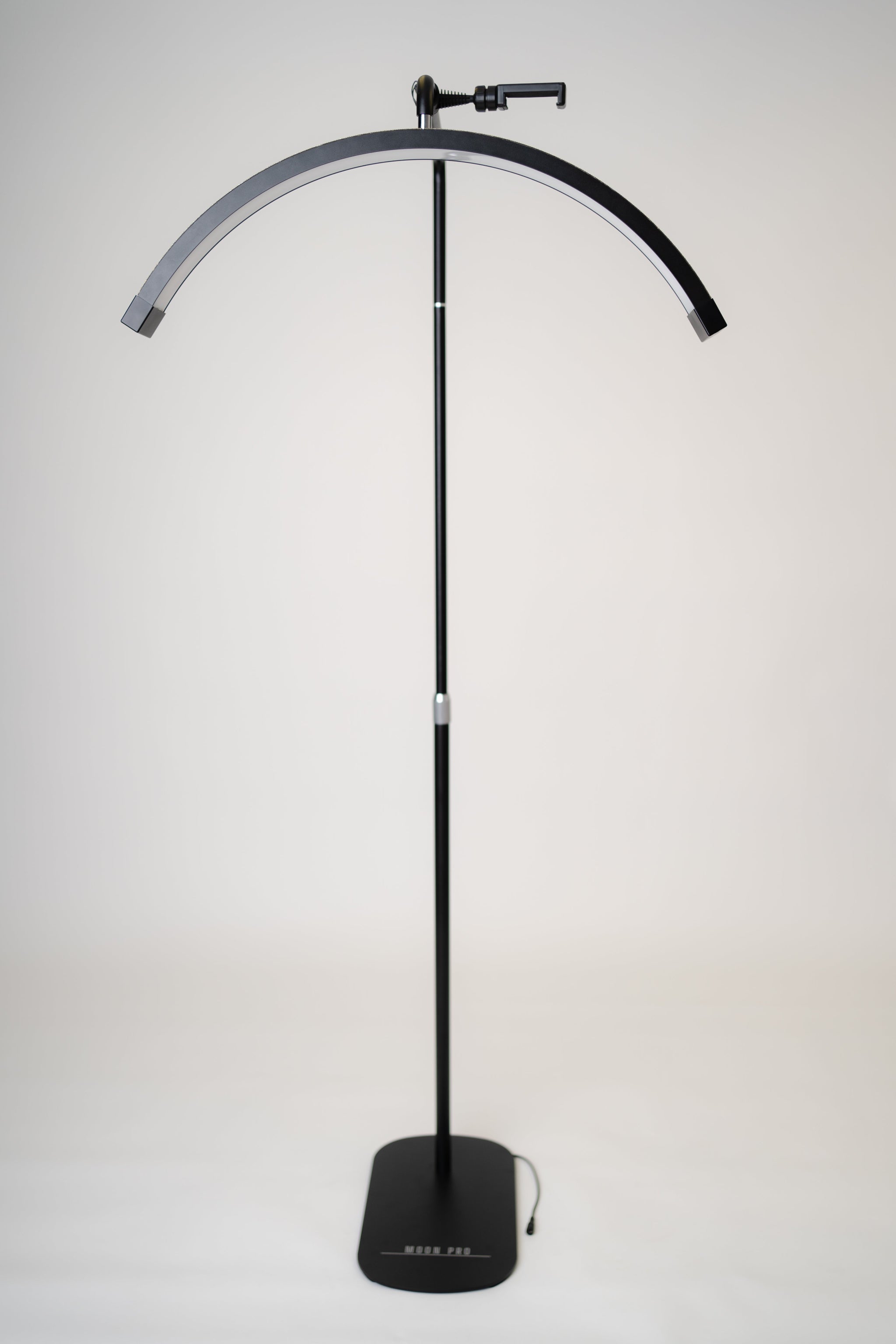 Lámpara Media Luna 28” – Luz LED Profesional para Estética | RJ Moon Pro