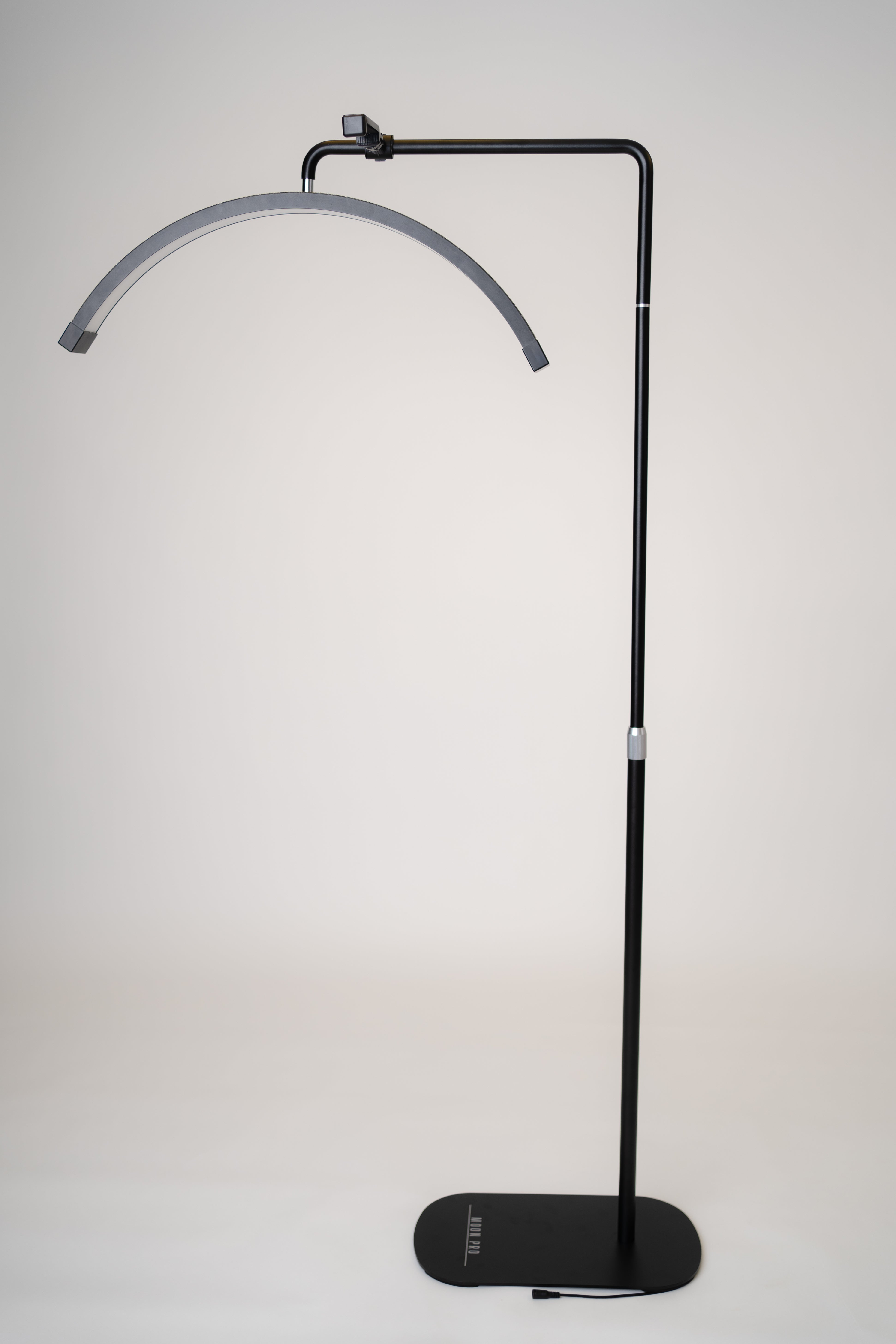 Lámpara Media Luna 28” – Luz LED Profesional para Estética | RJ Moon Pro