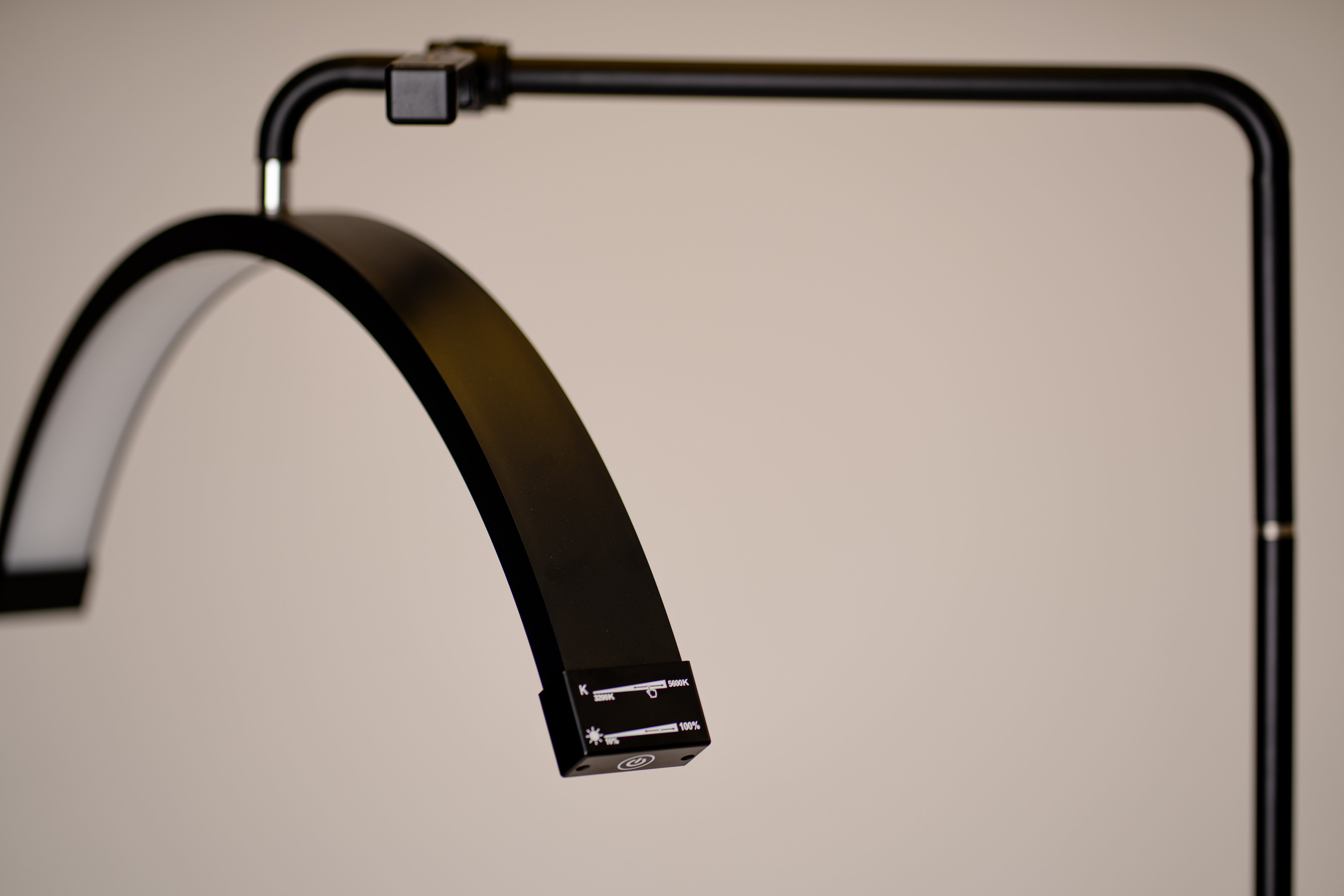 Lámpara Media Luna 28” – Luz LED Profesional para Estética | RJ Moon Pro