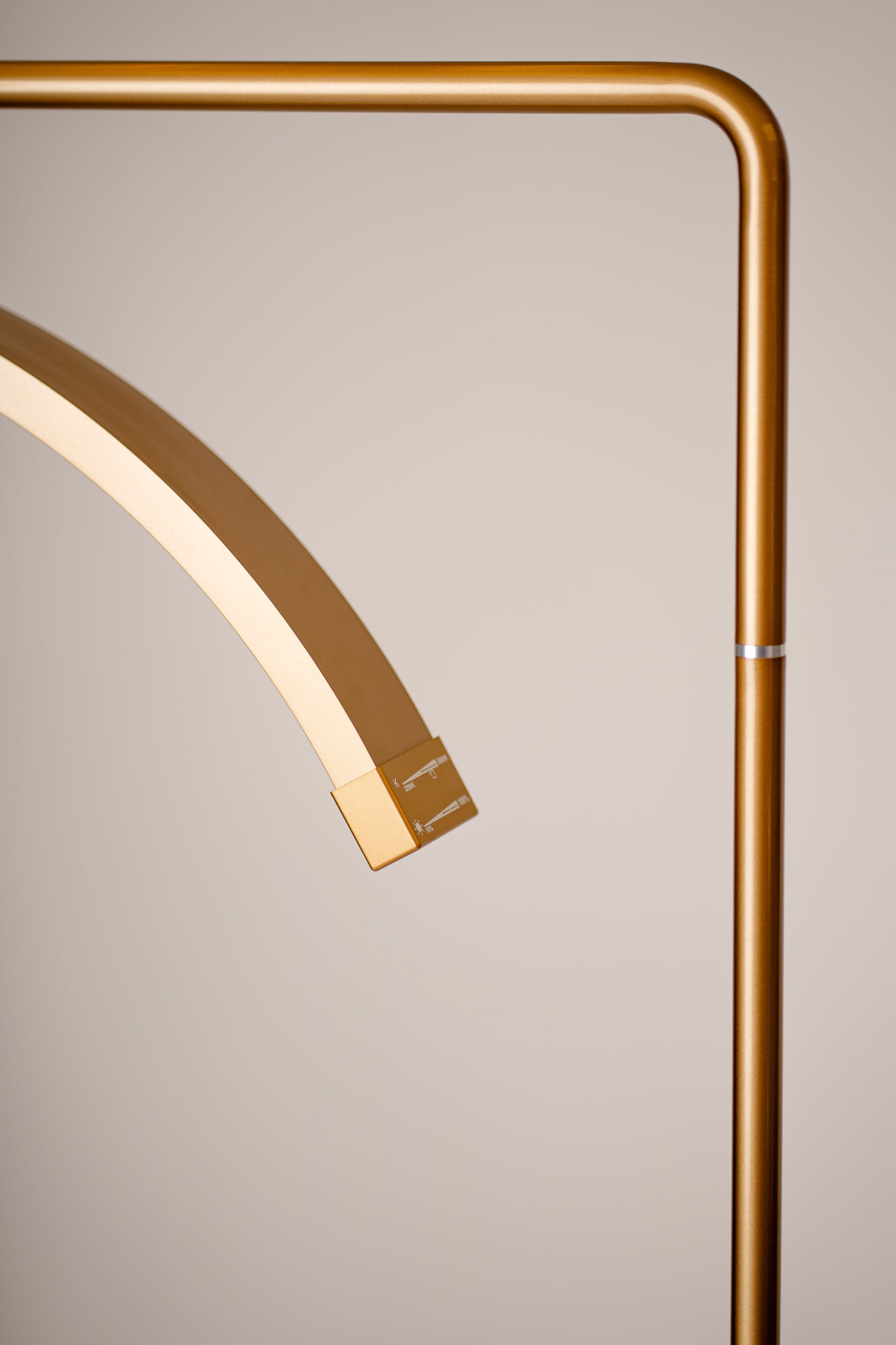 Lámpara Media Luna 28” – Luz LED Profesional para Estética | RJ Moon Pro