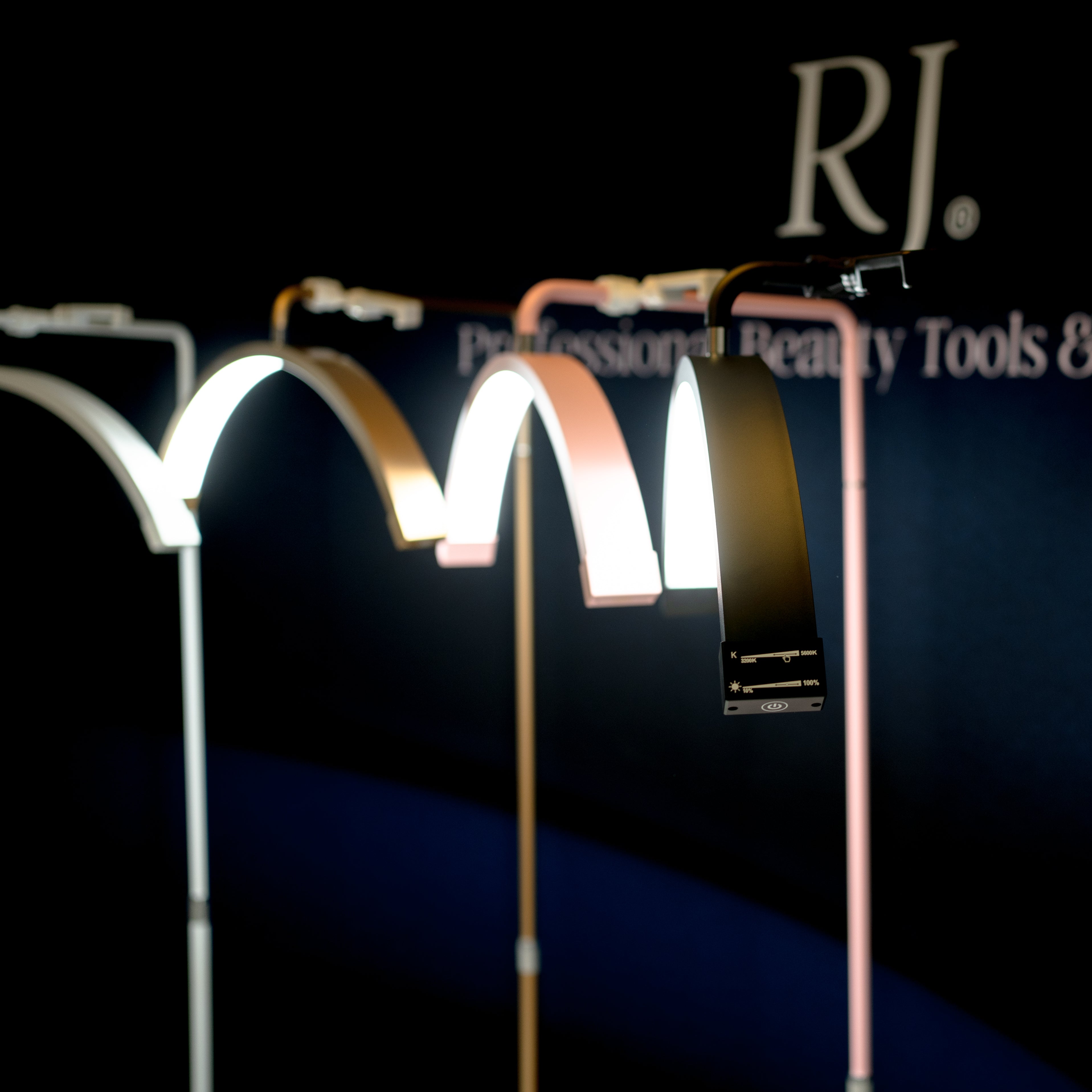 Lámpara Media Luna 28” – Luz LED Profesional para Estética | RJ Moon Pro