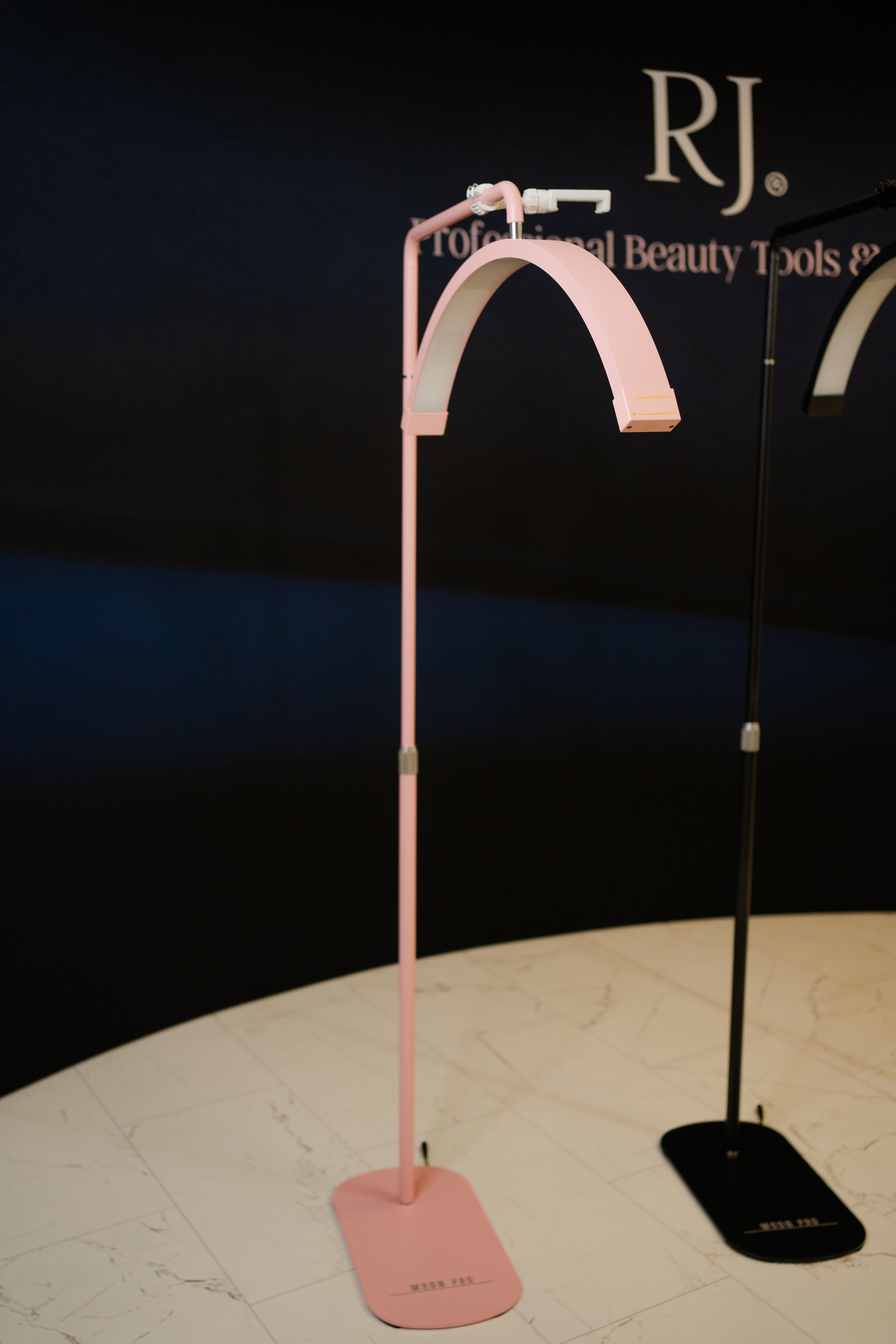 Lámpara Media Luna 28” – Luz LED Profesional para Estética | RJ Moon Pro