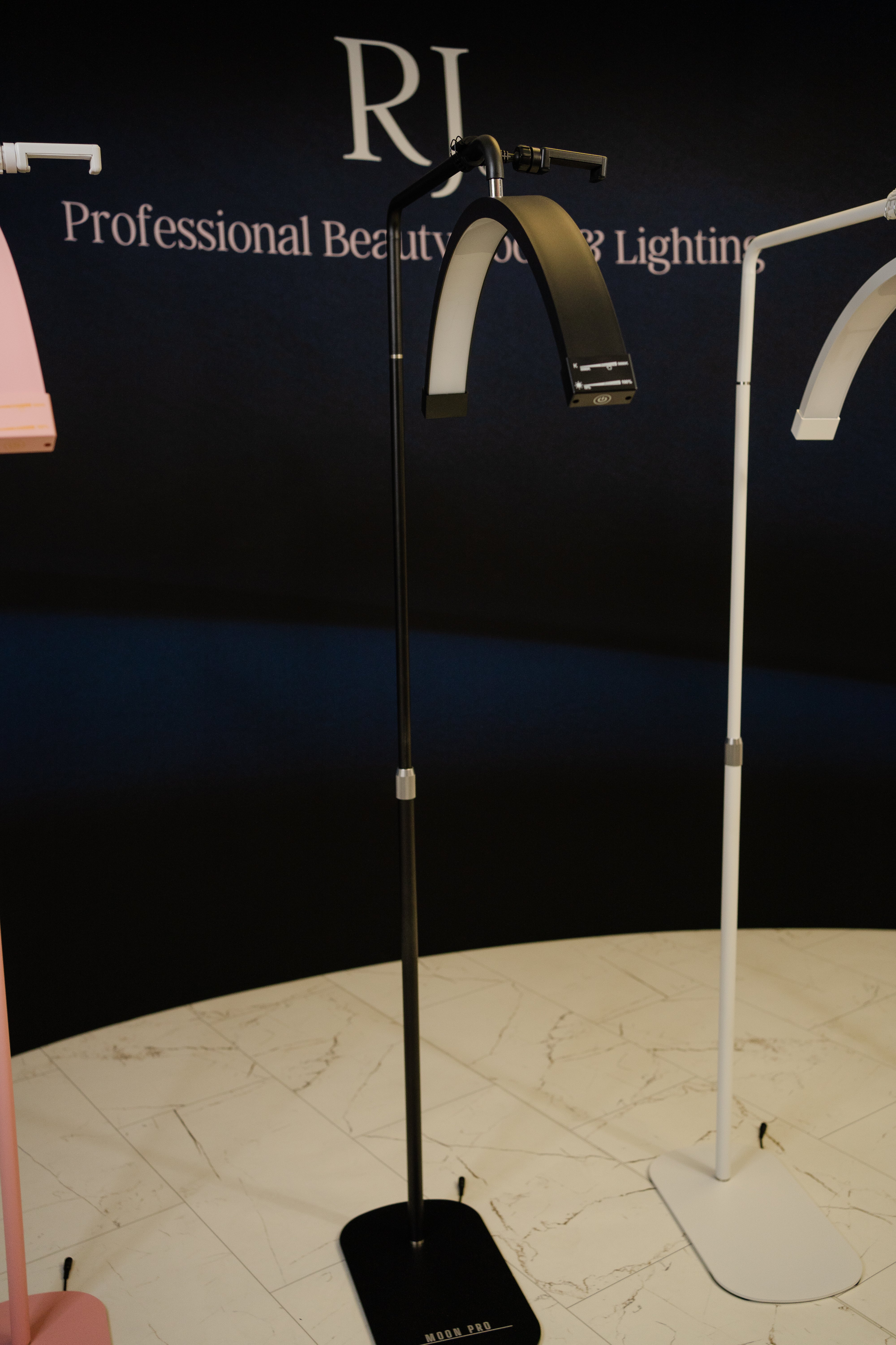 Lámpara Media Luna 28” – Luz LED Profesional para Estética | RJ Moon Pro