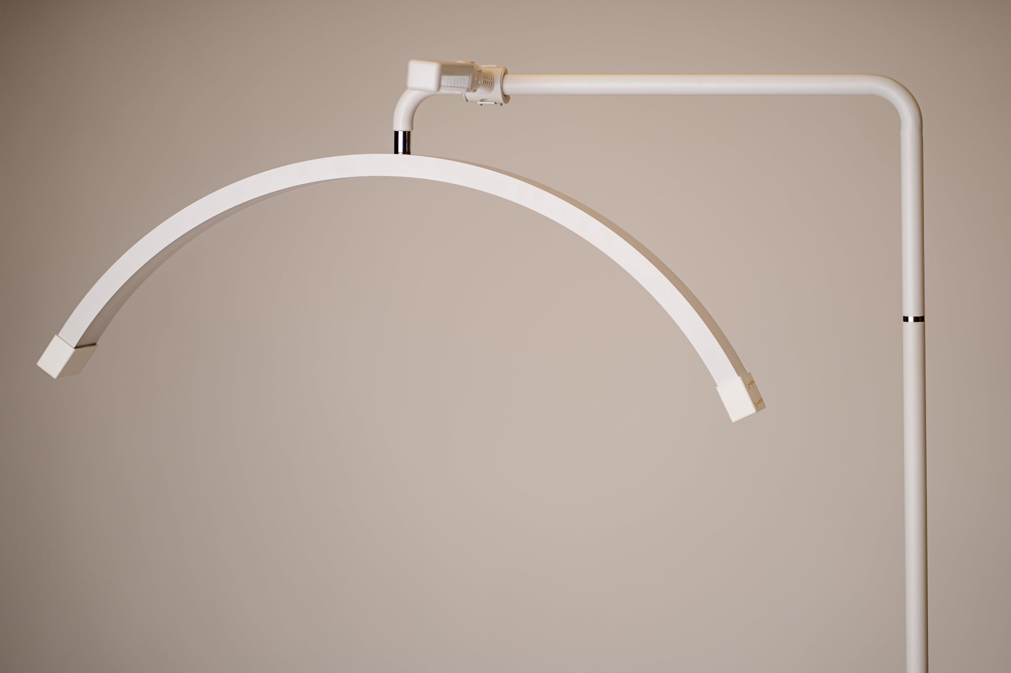 Lámpara Media Luna 28” – Luz LED Profesional para Estética | RJ Moon Pro