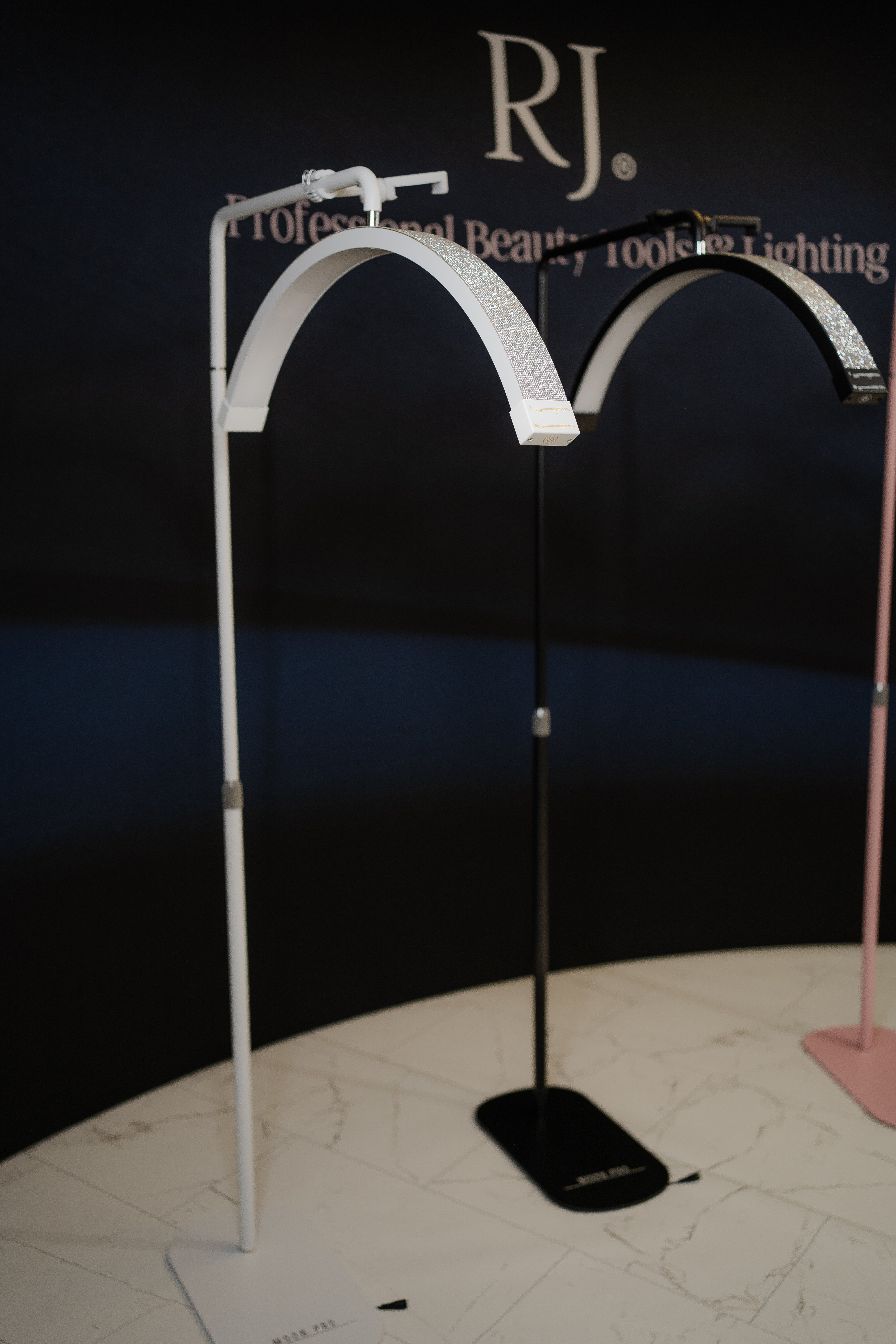 Lámpara Estética Media Luna Diamante 28” – Luz LED Profesional | RJ Moon Pro
