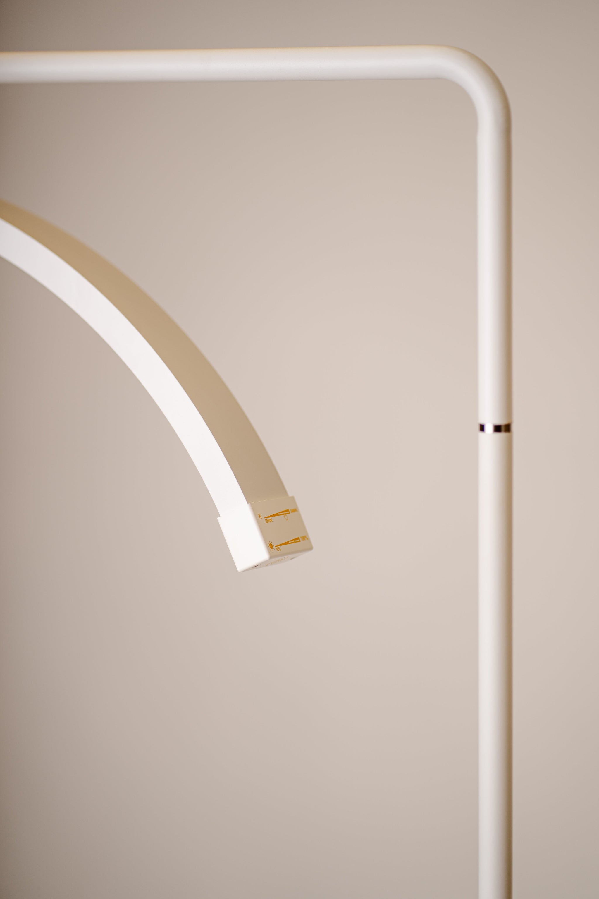 Lámpara Media Luna 28” – Luz LED Profesional para Estética | RJ Moon Pro