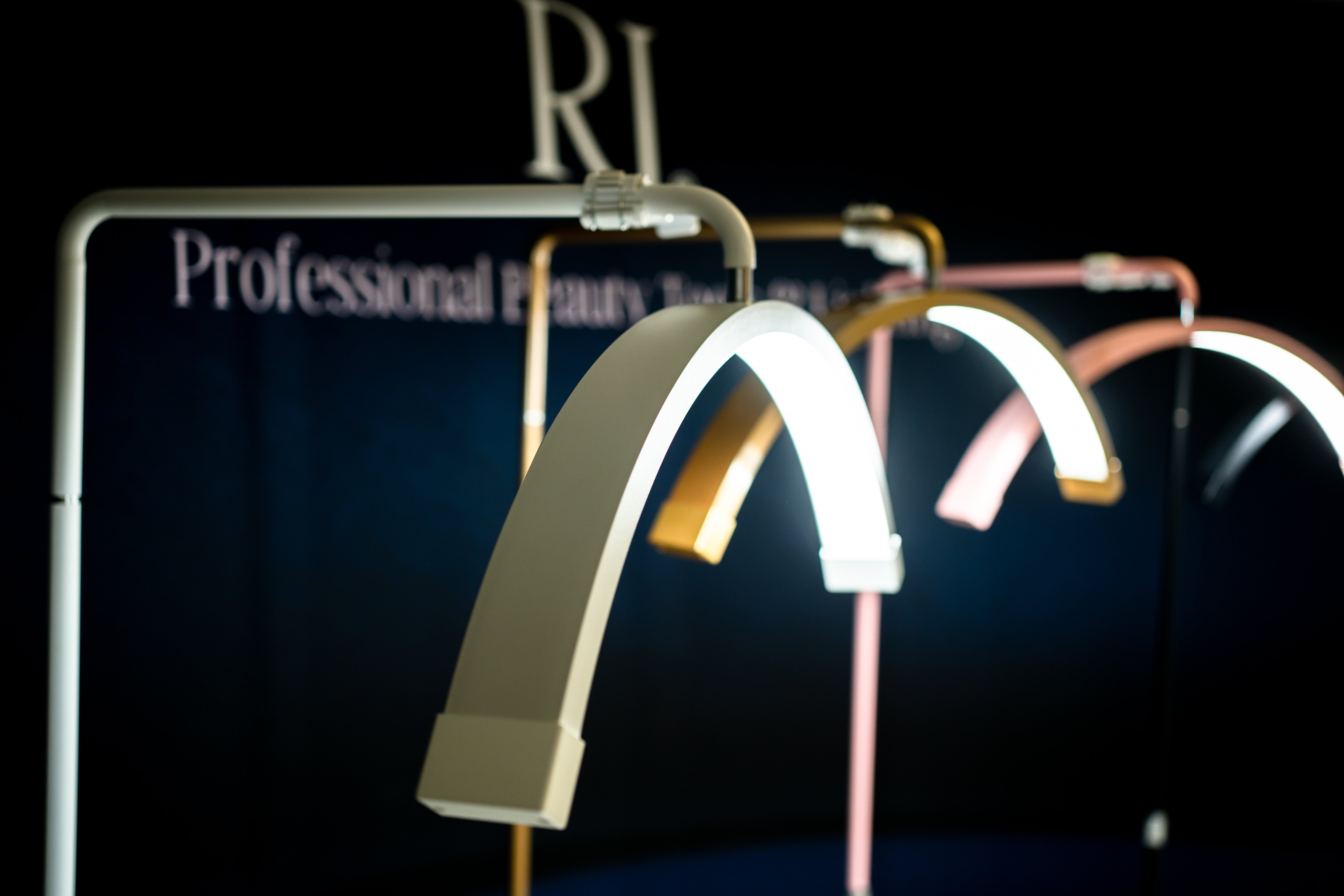 Lámpara Media Luna 28” – Luz LED Profesional para Estética | RJ Moon Pro
