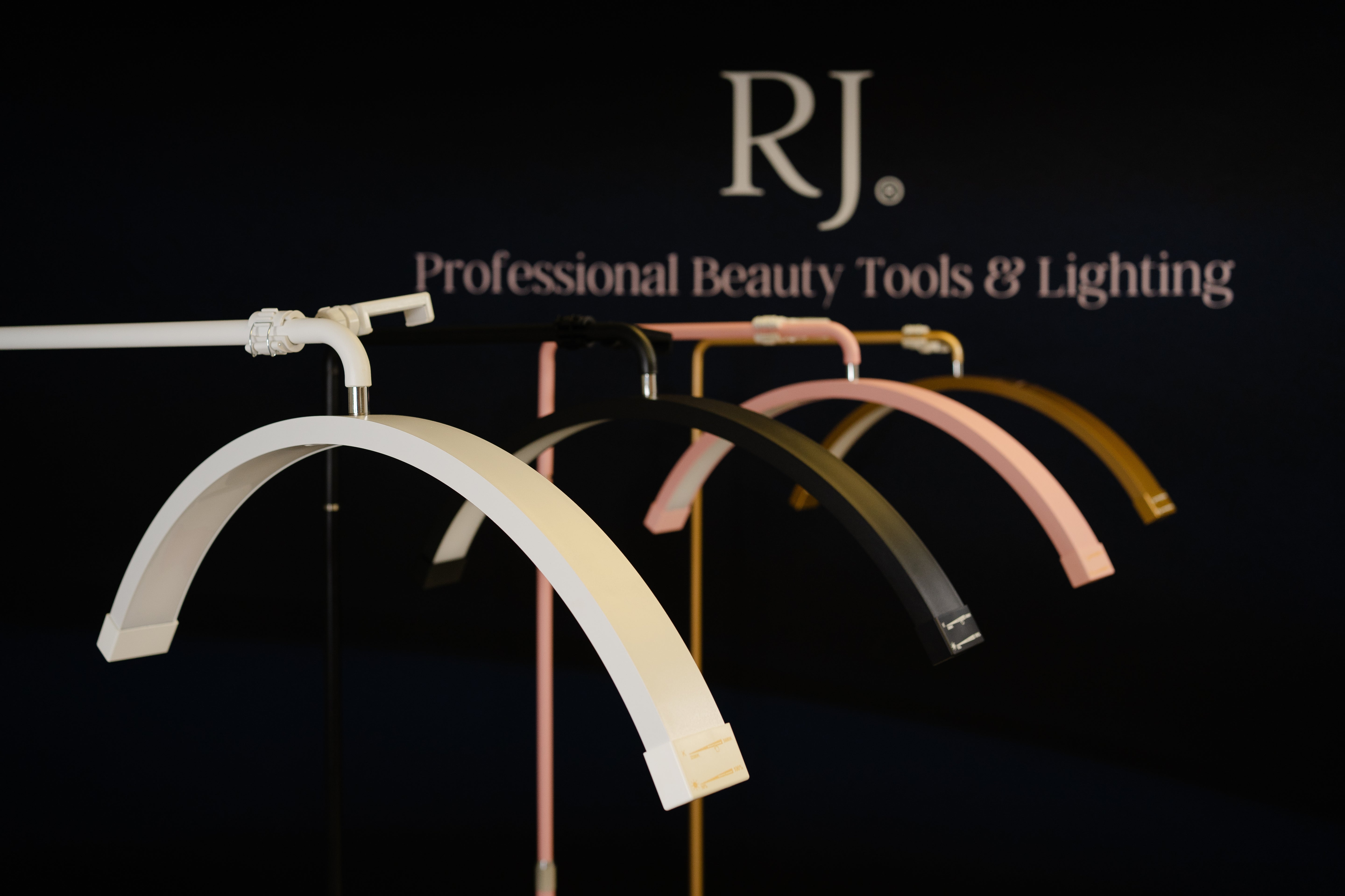 Lámpara Media Luna 28” – Luz LED Profesional para Estética | RJ Moon Pro