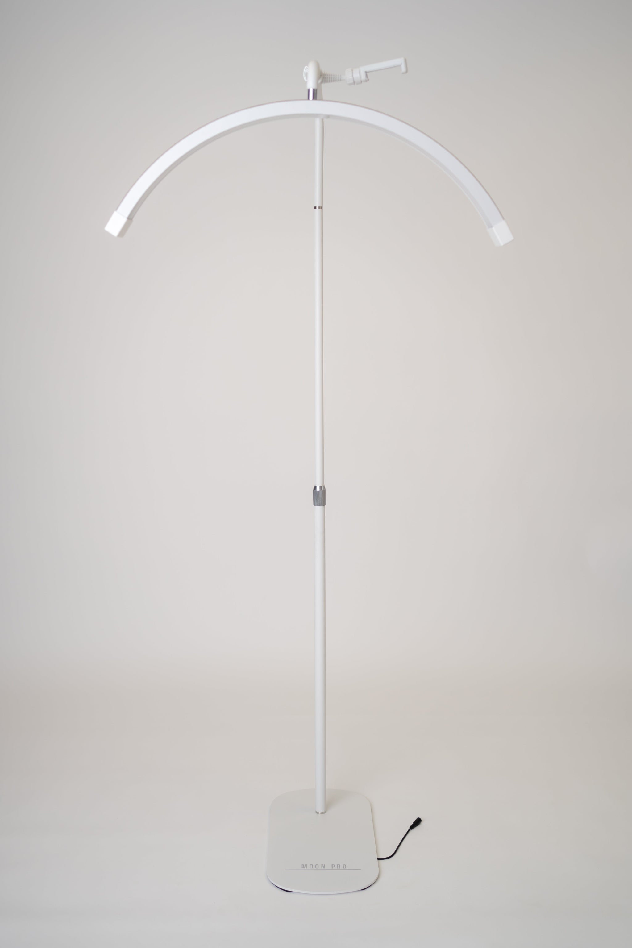 Lámpara Media Luna 28” – Luz LED Profesional para Estética | RJ Moon Pro