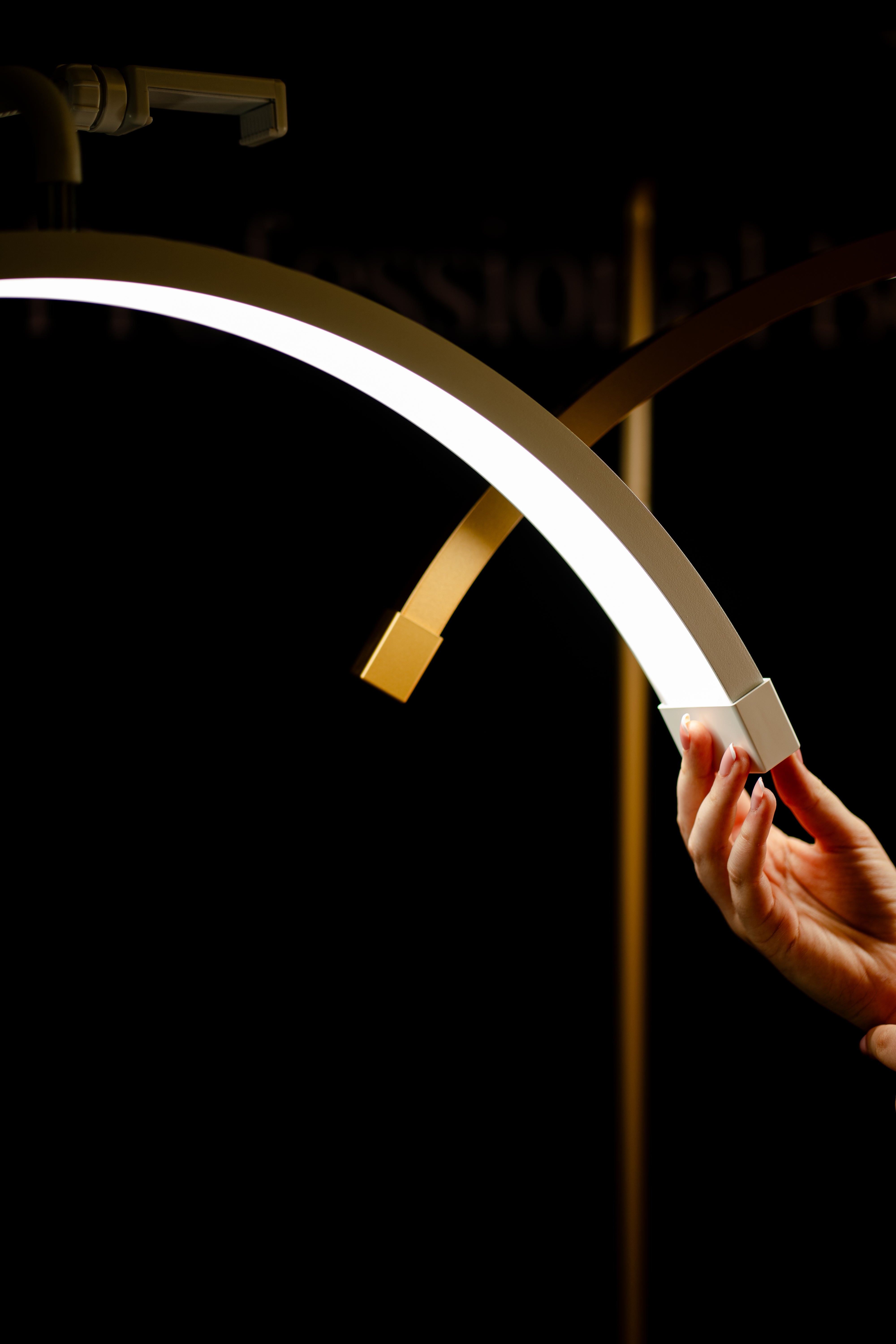 Lámpara Media Luna 28” – Luz LED Profesional para Estética | RJ Moon Pro